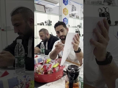 الزبائن يزورون