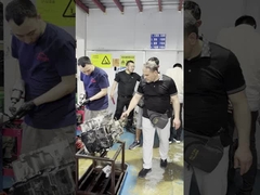 الزبائن يزورون